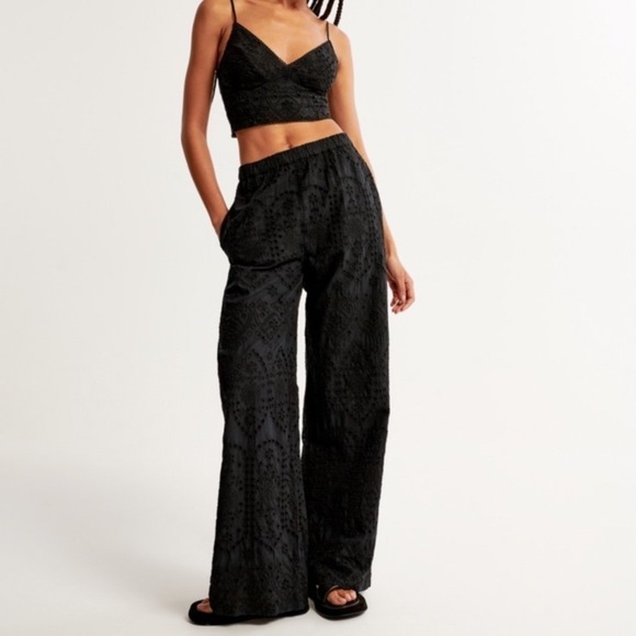 Women’s Abercrombie & Fitch Black Textured Cutout Set - Picture 2 of 3